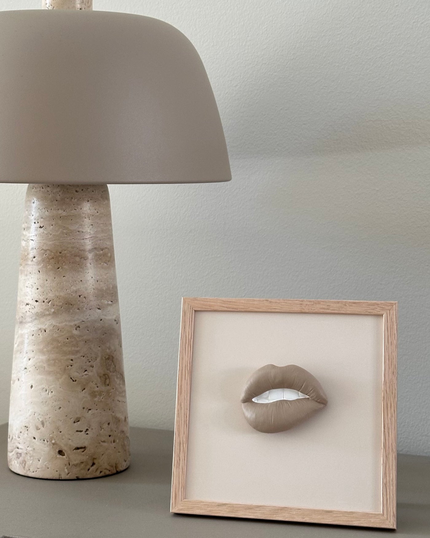Keramieken tegel met handgemaakte 3D mond taupe  - inclusief licht eiken lijstje