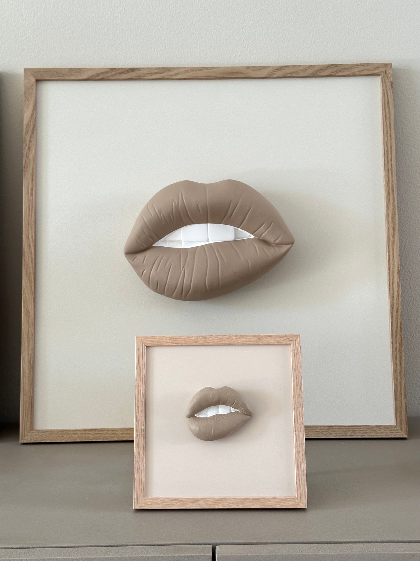 Keramieken tegel met handgemaakte 3D mond taupe  - inclusief licht eiken lijstje