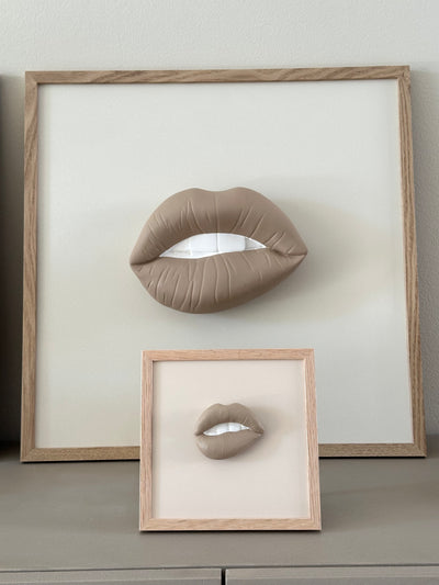 Keramieken tegel met handgemaakte 3D mond taupe  - inclusief licht eiken lijstje