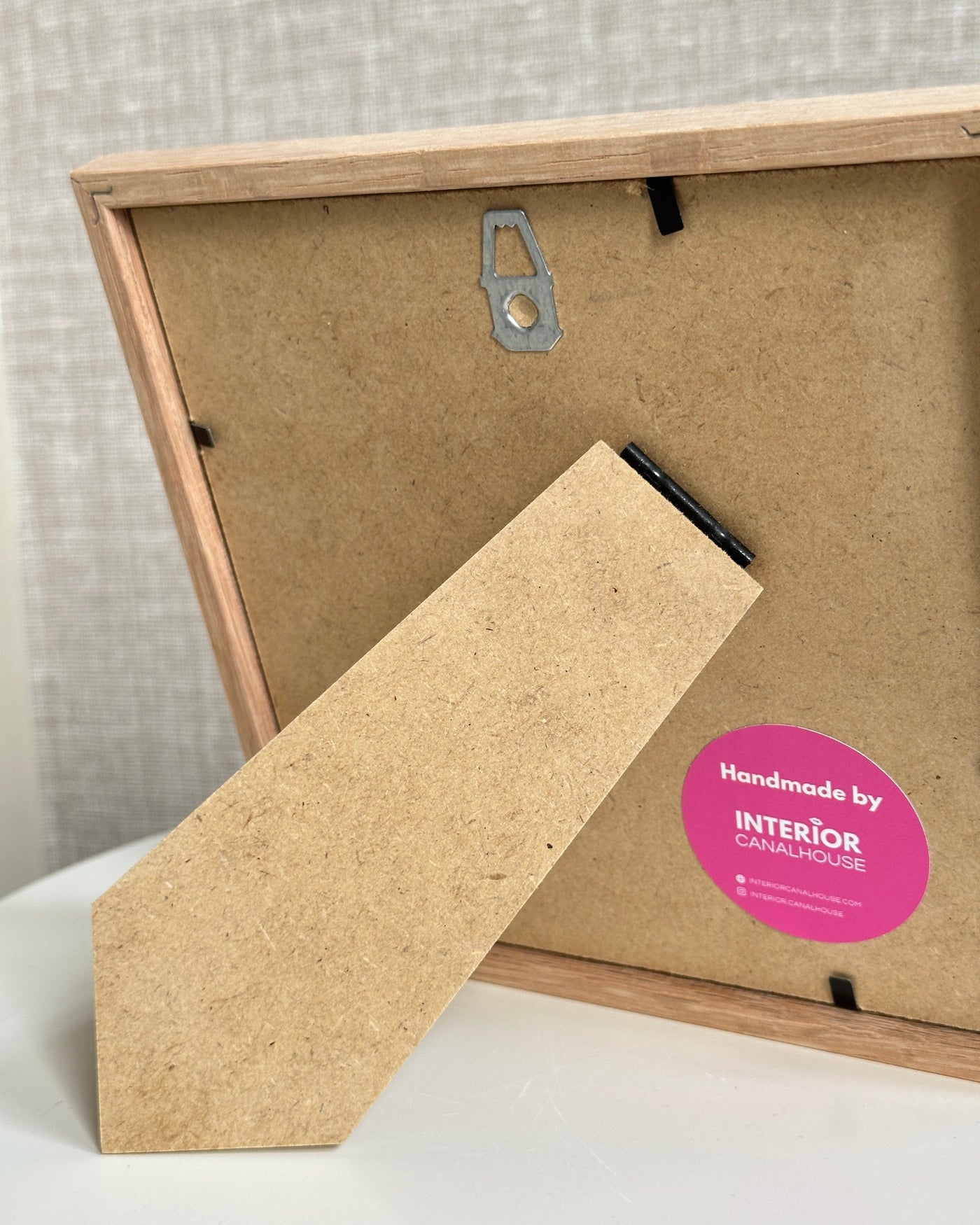 Keramieken tegel met handgemaakte 3D mond taupe  - inclusief licht eiken lijstje