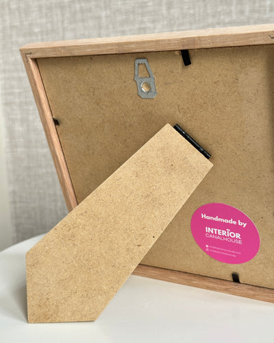 Keramieken tegel met handgemaakte 3D mond taupe  - inclusief licht eiken lijstje