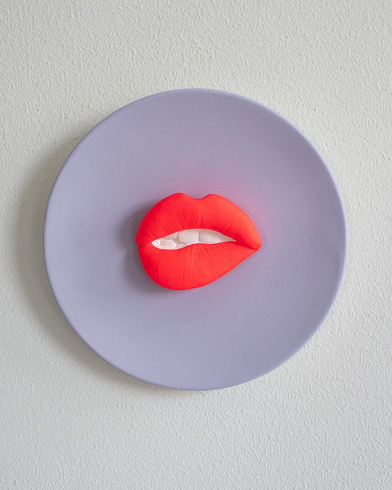 Keramieken lila bord met neon 3D mond – 16 cm handgemaakt