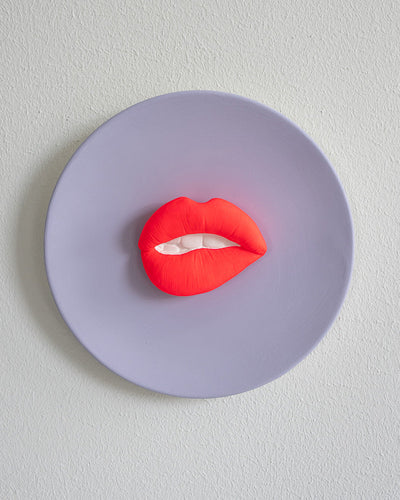 Keramieken lila bord met neon 3D mond – 16 cm handgemaakt
