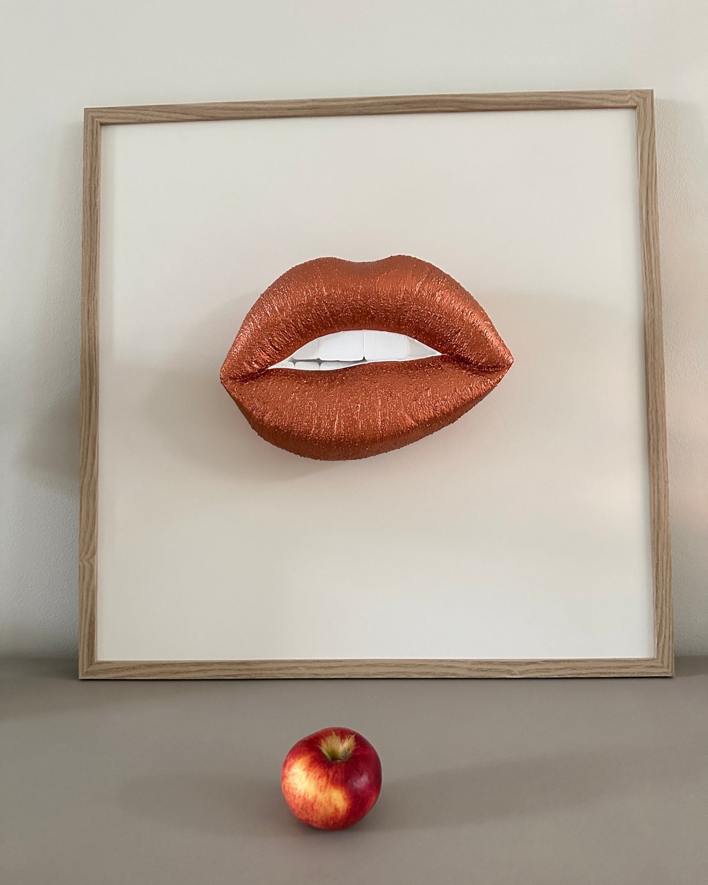 Handgemaakt kunstwerk met 3D mond (maat L) - 62 x 62 cm