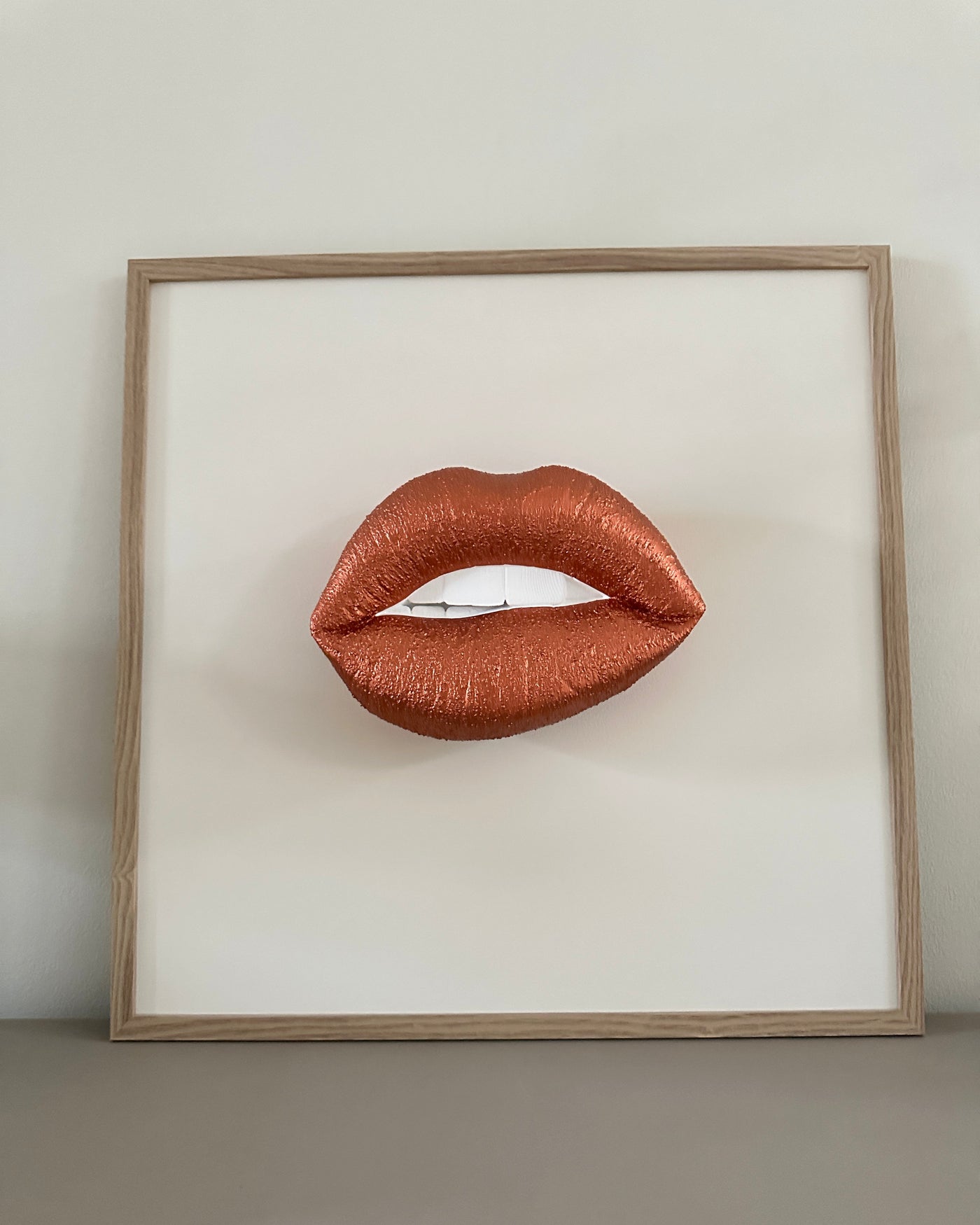 Handgemaakt kunstwerk met 3D mond (maat L) - 62 x 62 cm