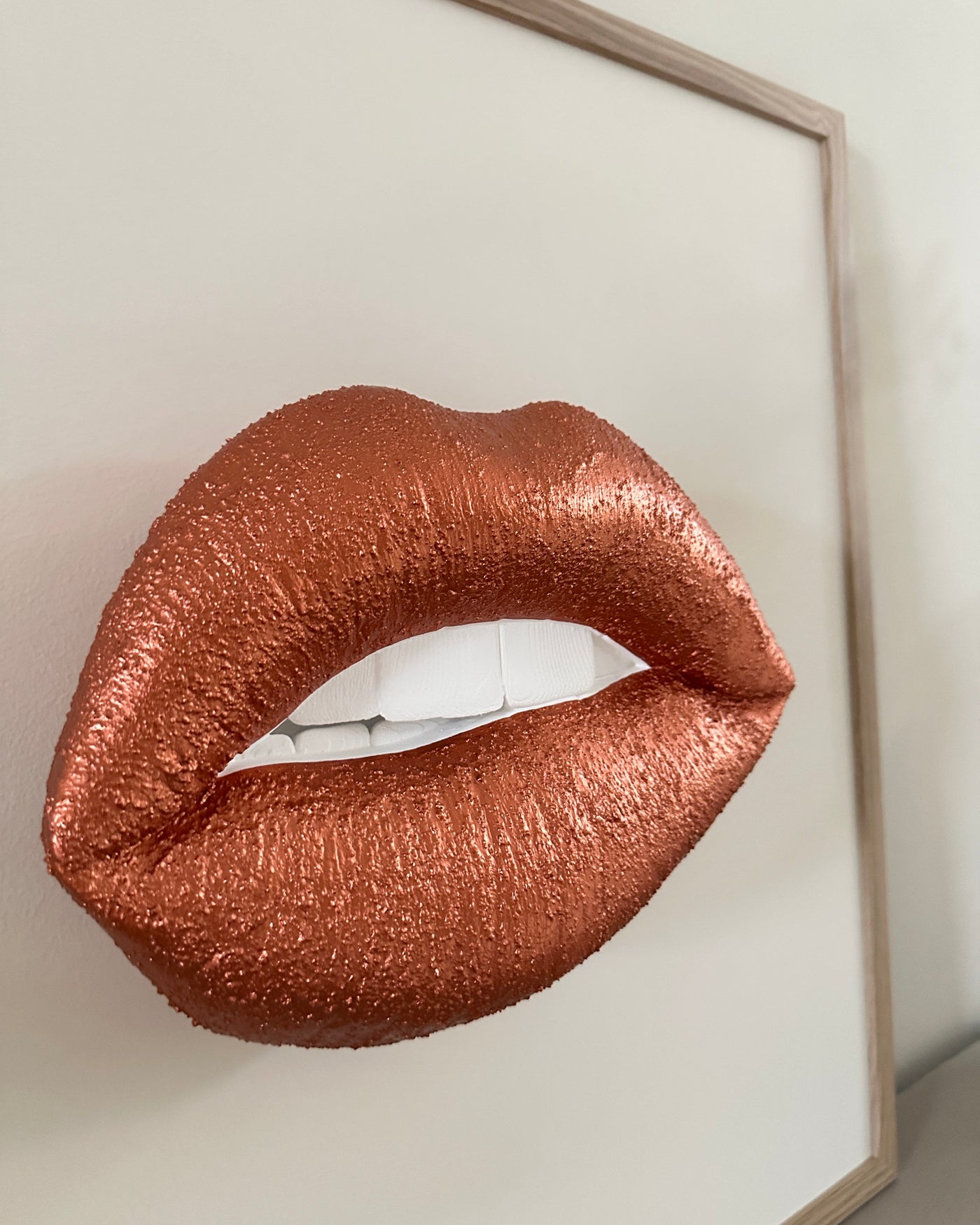 Handgemaakt kunstwerk met 3D mond (maat L) - 62 x 62 cm