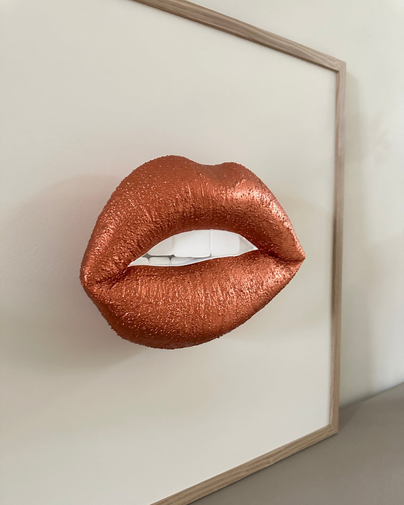 Handgemaakt kunstwerk met 3D mond (maat L) - 62 x 62 cm