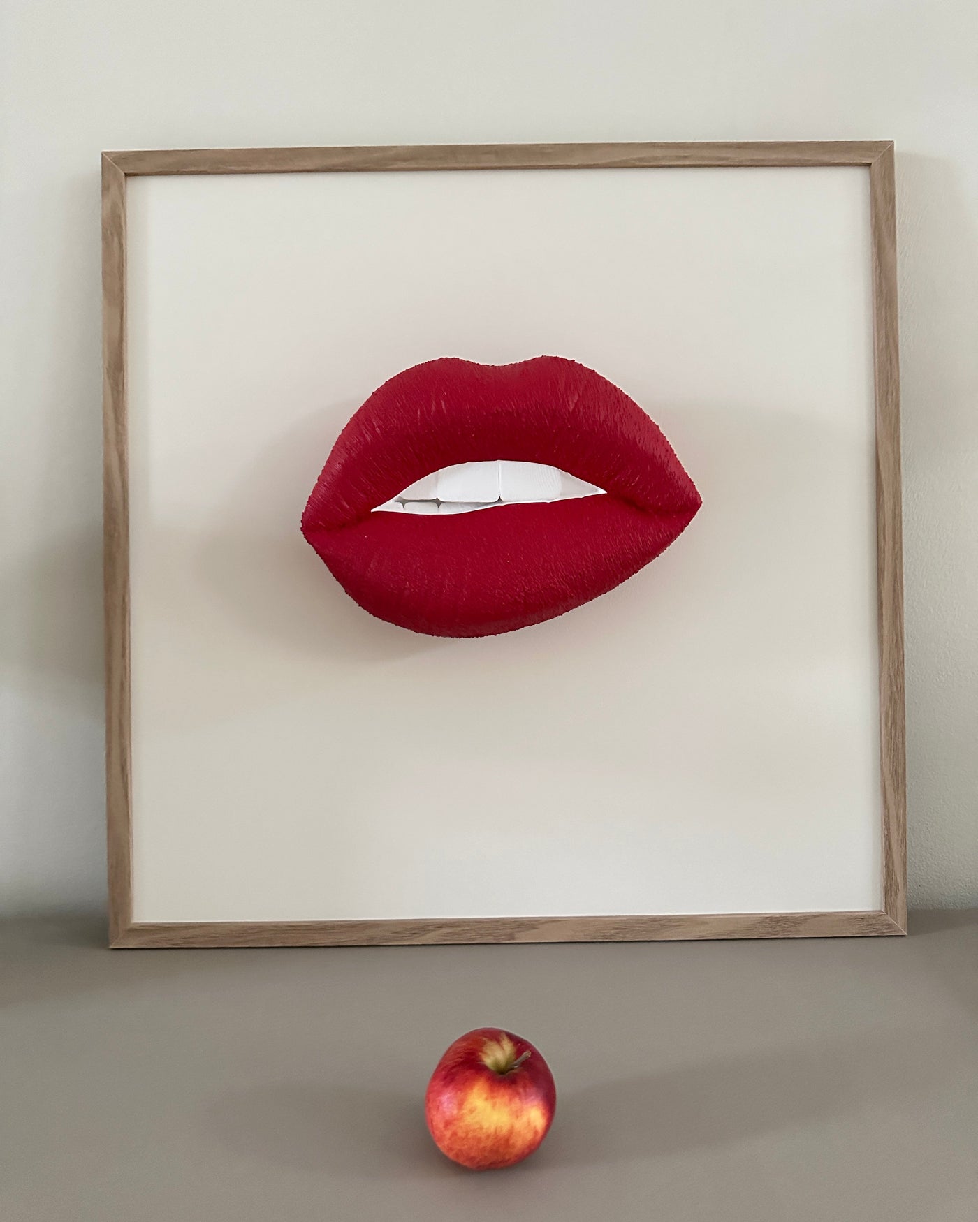 Handgemaakt kunstwerk met 3D mond (maat L) - 62 x 62 cm