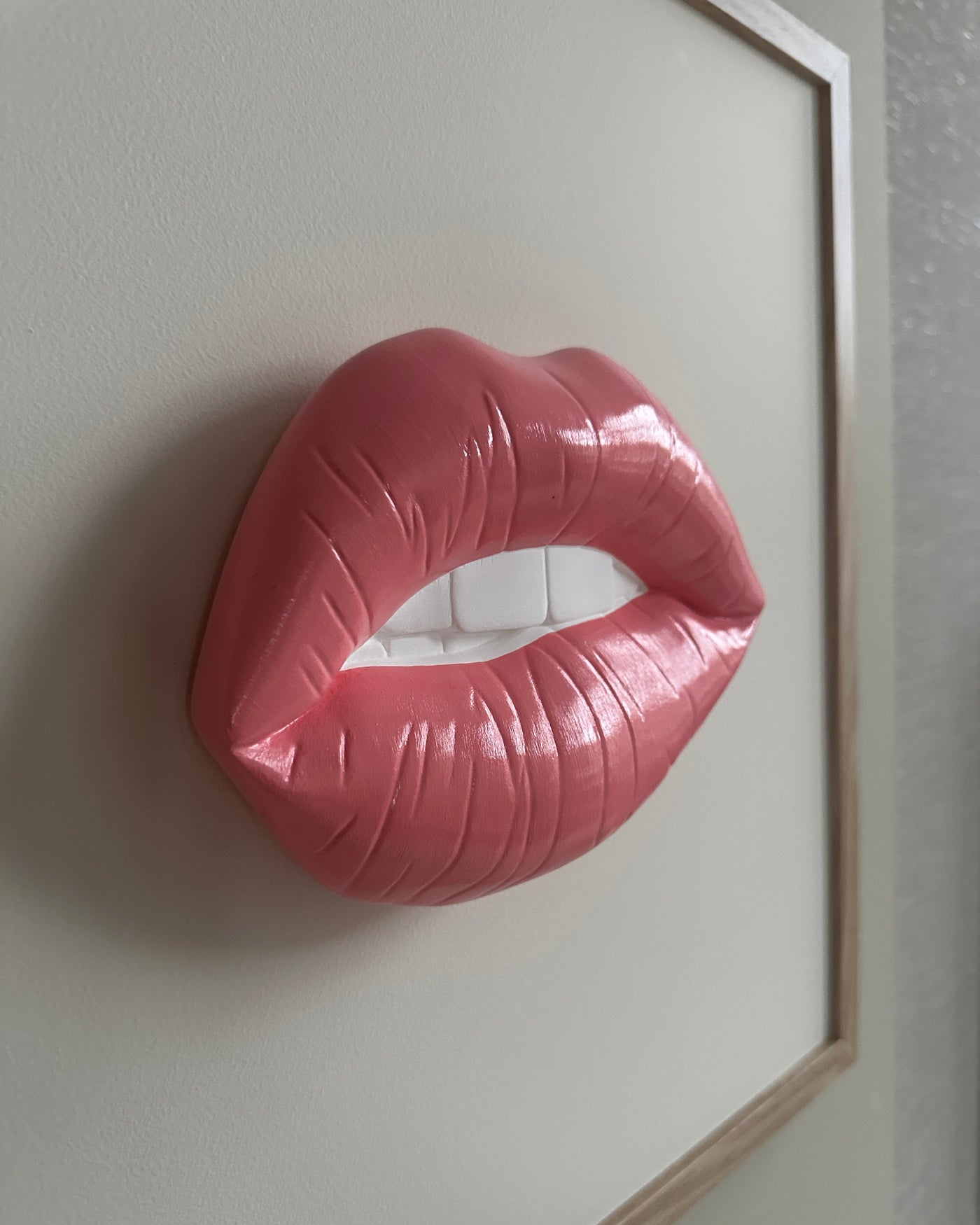 Handgemaakt kunstwerk met 3D mond  - 47 x 47 cm (maat M)