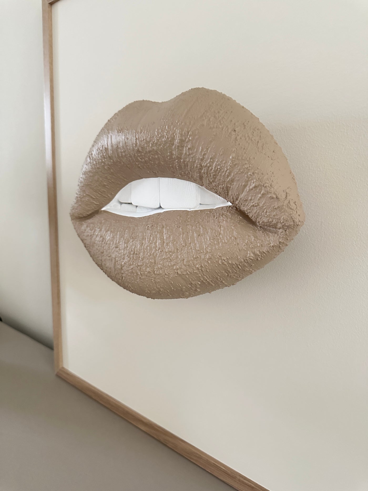 Handgemaakt kunstwerk met 3D mond (maat L) - 62 x 62 cm