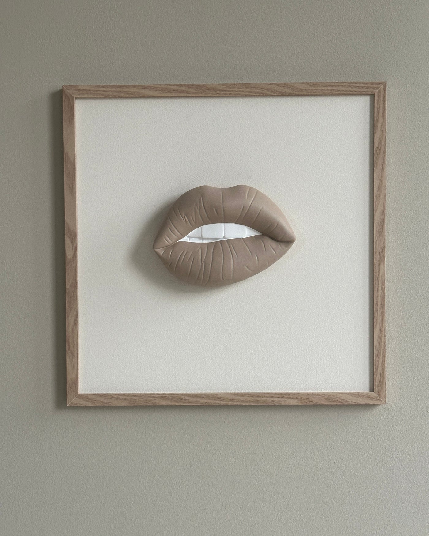 Handgemaakt kunstwerk met 3D mond  - 47 x 47 cm (maat M)