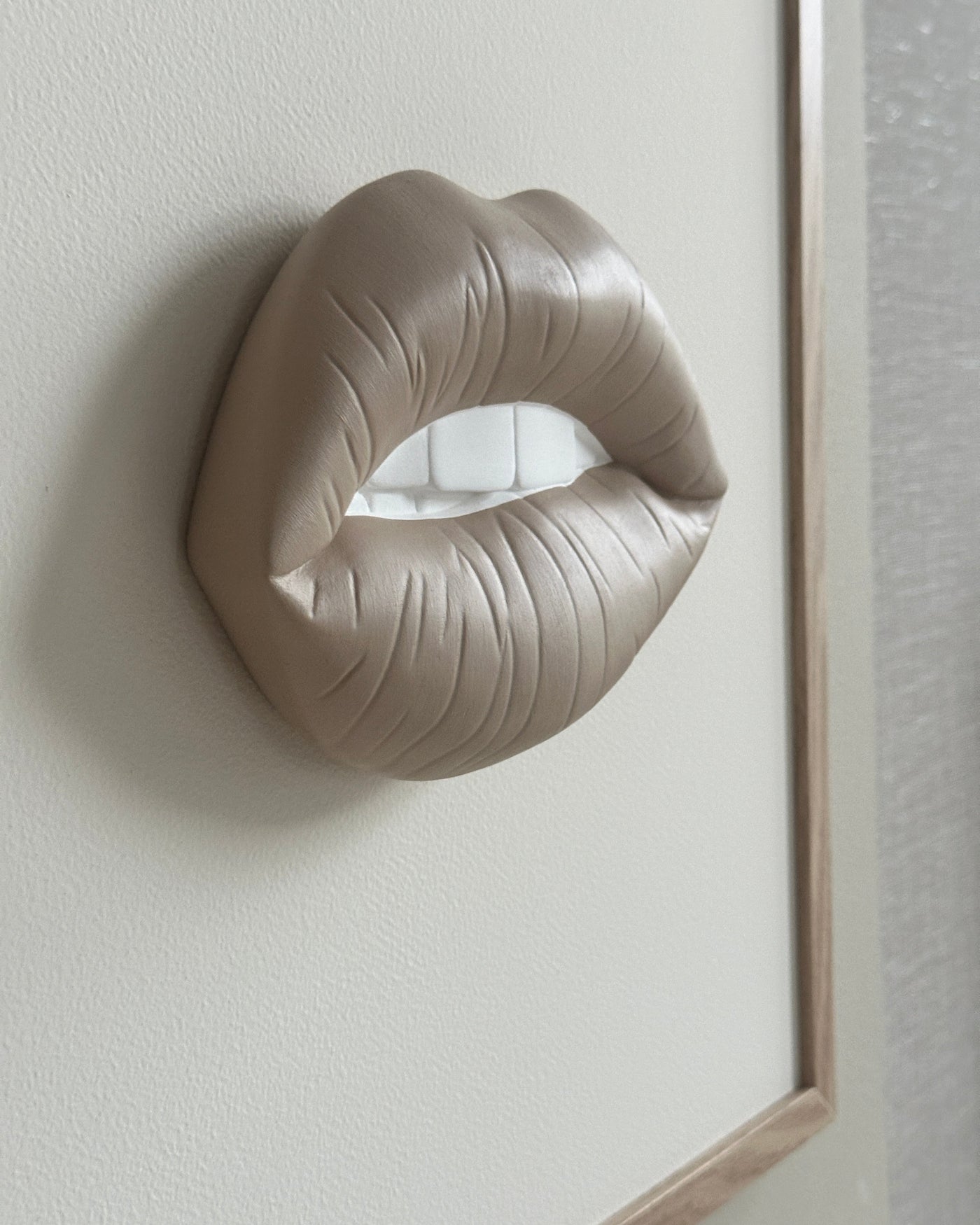 Handgemaakt kunstwerk met 3D mond  - 47 x 47 cm (maat M)