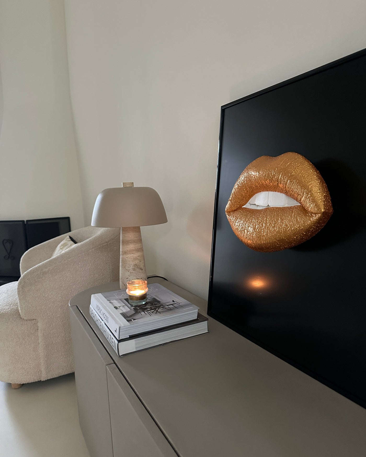 Handgemaakt kunstwerk met gouden 3D mond - 62 x 62 cm (maat L)