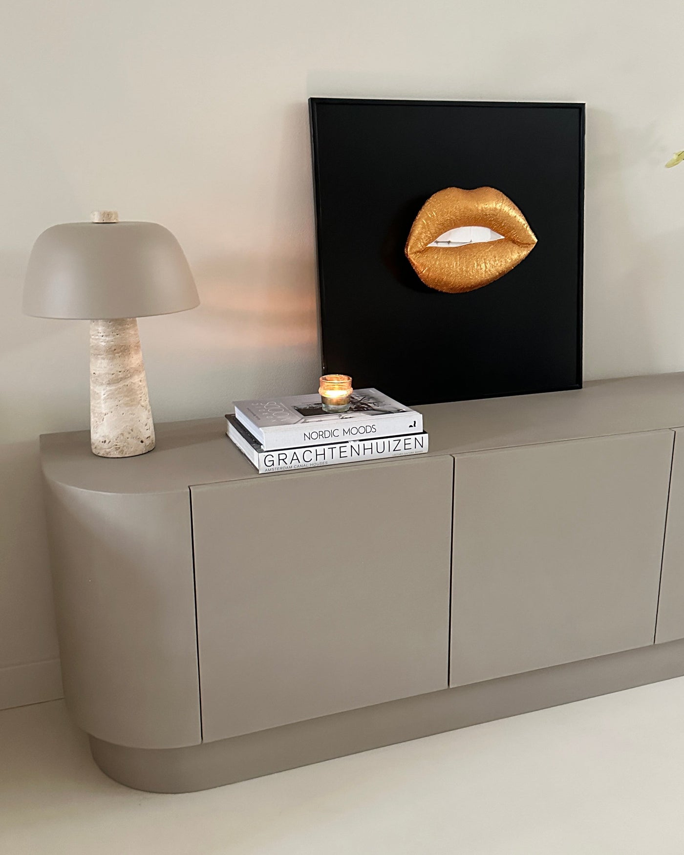 Handgemaakt kunstwerk met gouden 3D mond - 62 x 62 cm (maat L)