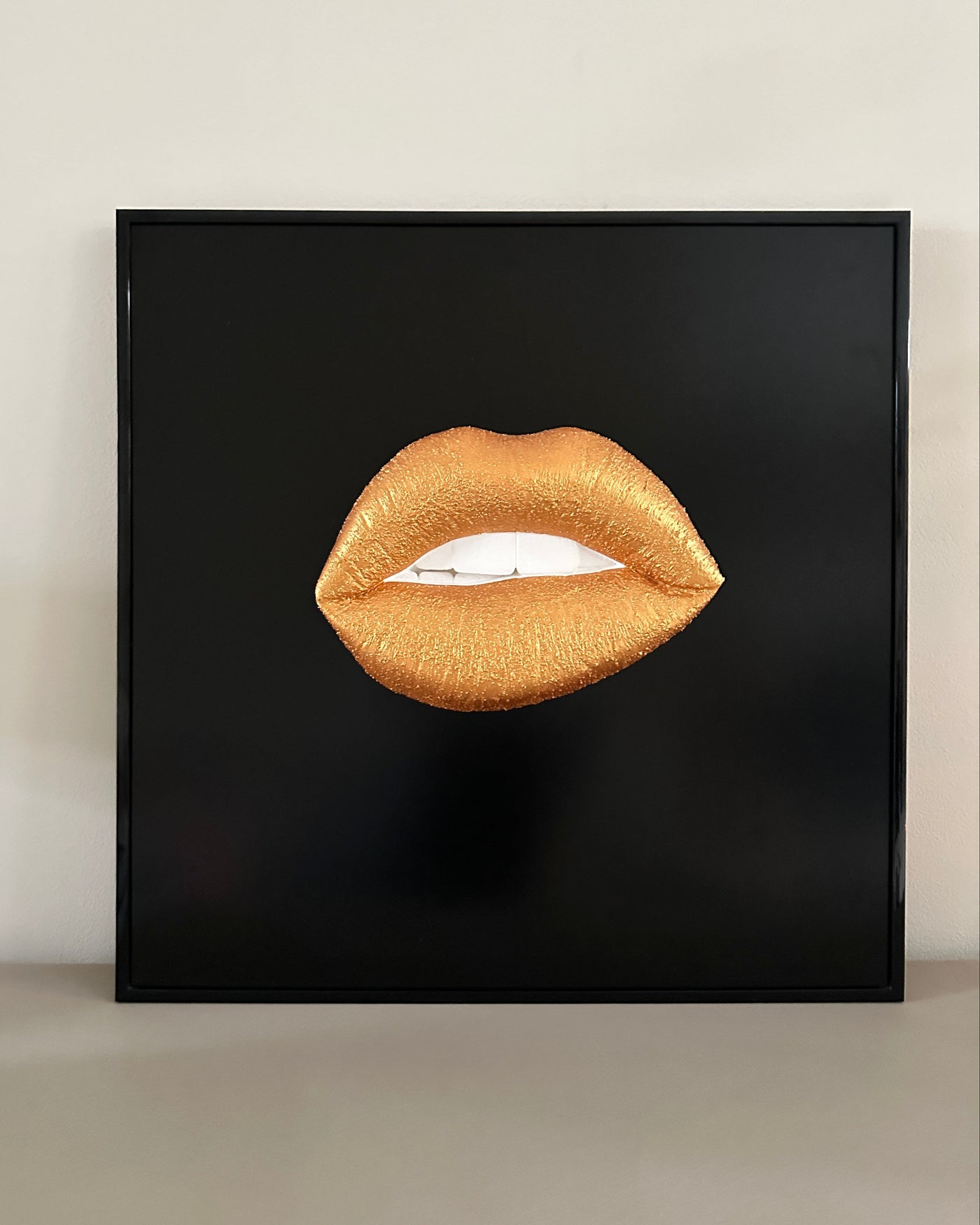 Handgemaakt kunstwerk met gouden 3D mond - 62 x 62 cm (maat L)