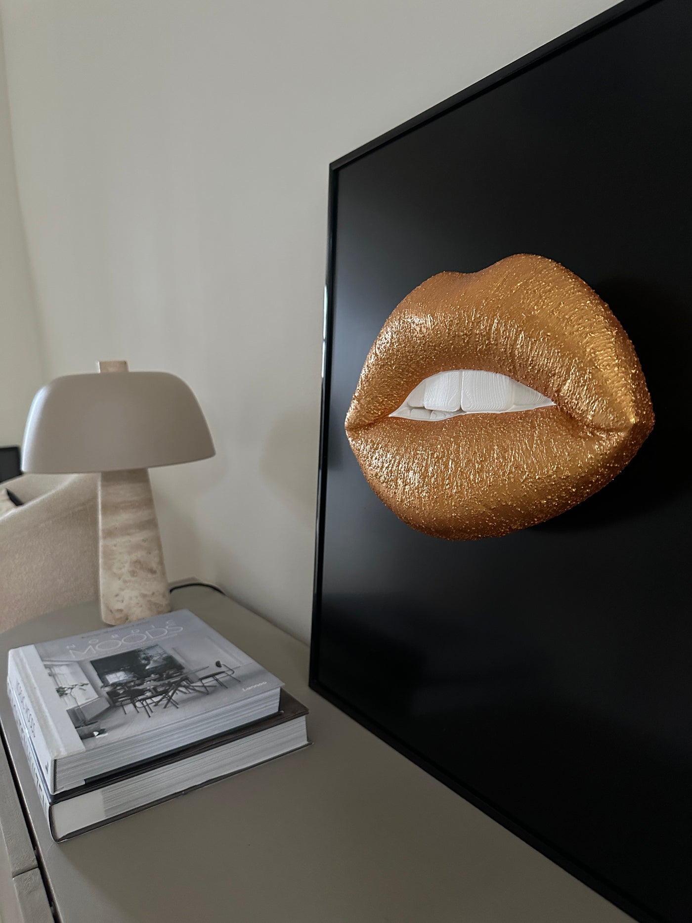 Handgemaakt kunstwerk met gouden 3D mond - 62 x 62 cm (maat L)