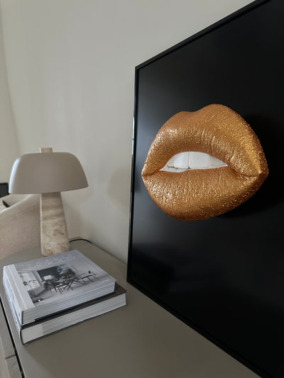 Handgemaakt kunstwerk met gouden 3D mond - 62 x 62 cm (maat L)