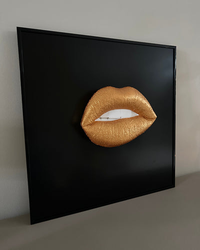 Handgemaakt kunstwerk met gouden 3D mond - 62 x 62 cm (maat L)