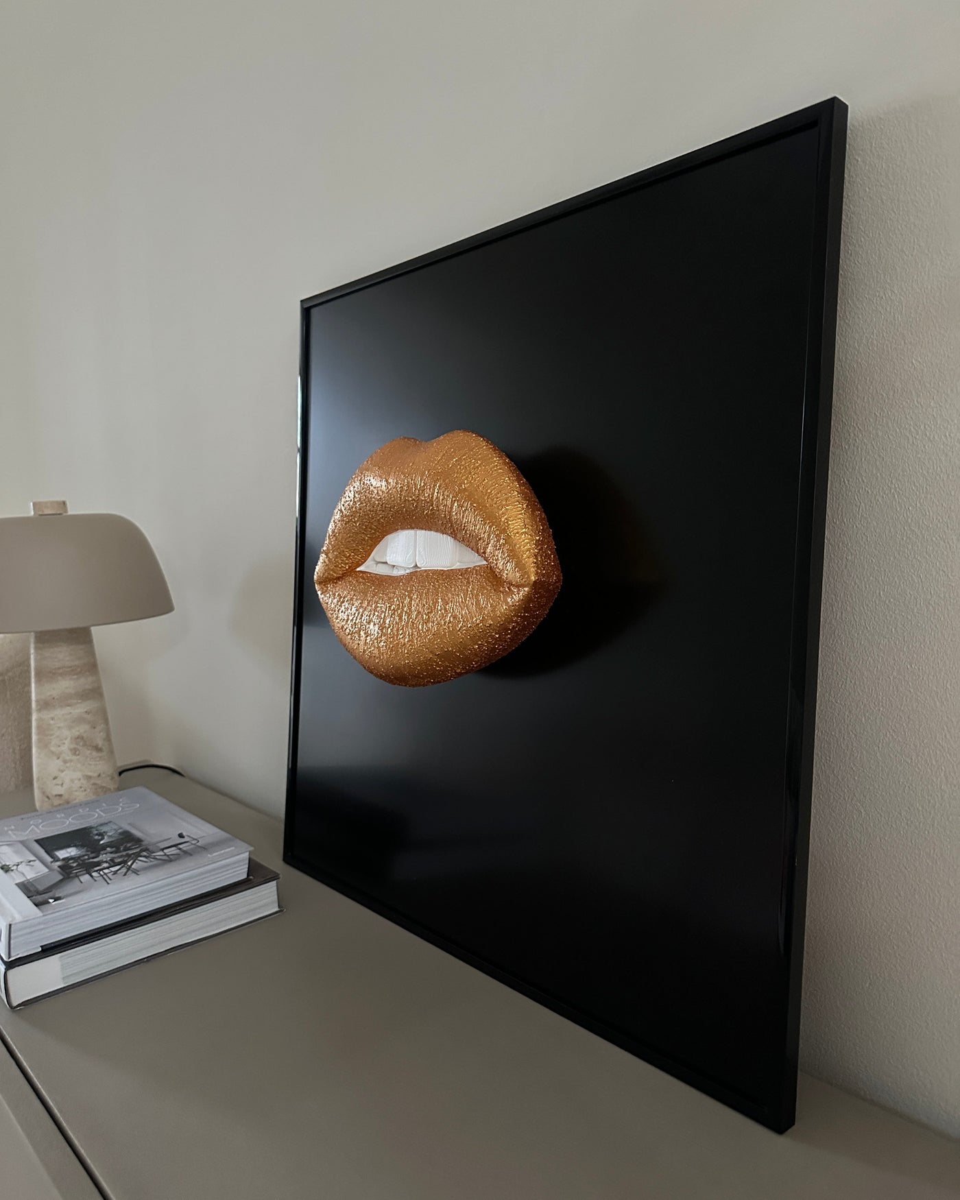 Handgemaakt kunstwerk met gouden 3D mond - 62 x 62 cm (maat L)