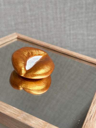 Spiegel tegel met handgemaakte 3D mond goud - inclusief licht eiken lijstje