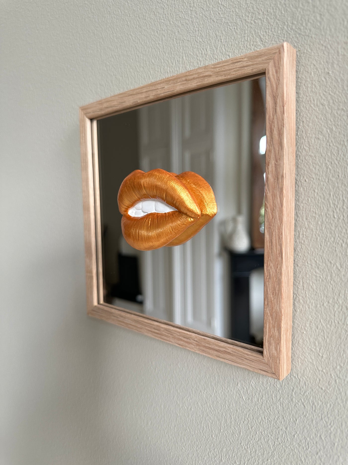 Spiegel tegel met handgemaakte 3D mond goud - inclusief licht eiken lijstje