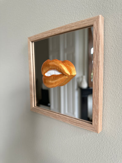 Spiegel tegel met handgemaakte 3D mond goud - inclusief licht eiken lijstje
