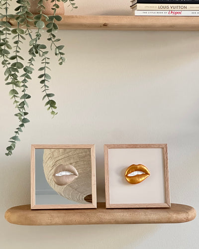 Spiegel tegel met handgemaakte 3D mond taupe - inclusief licht eiken lijstje