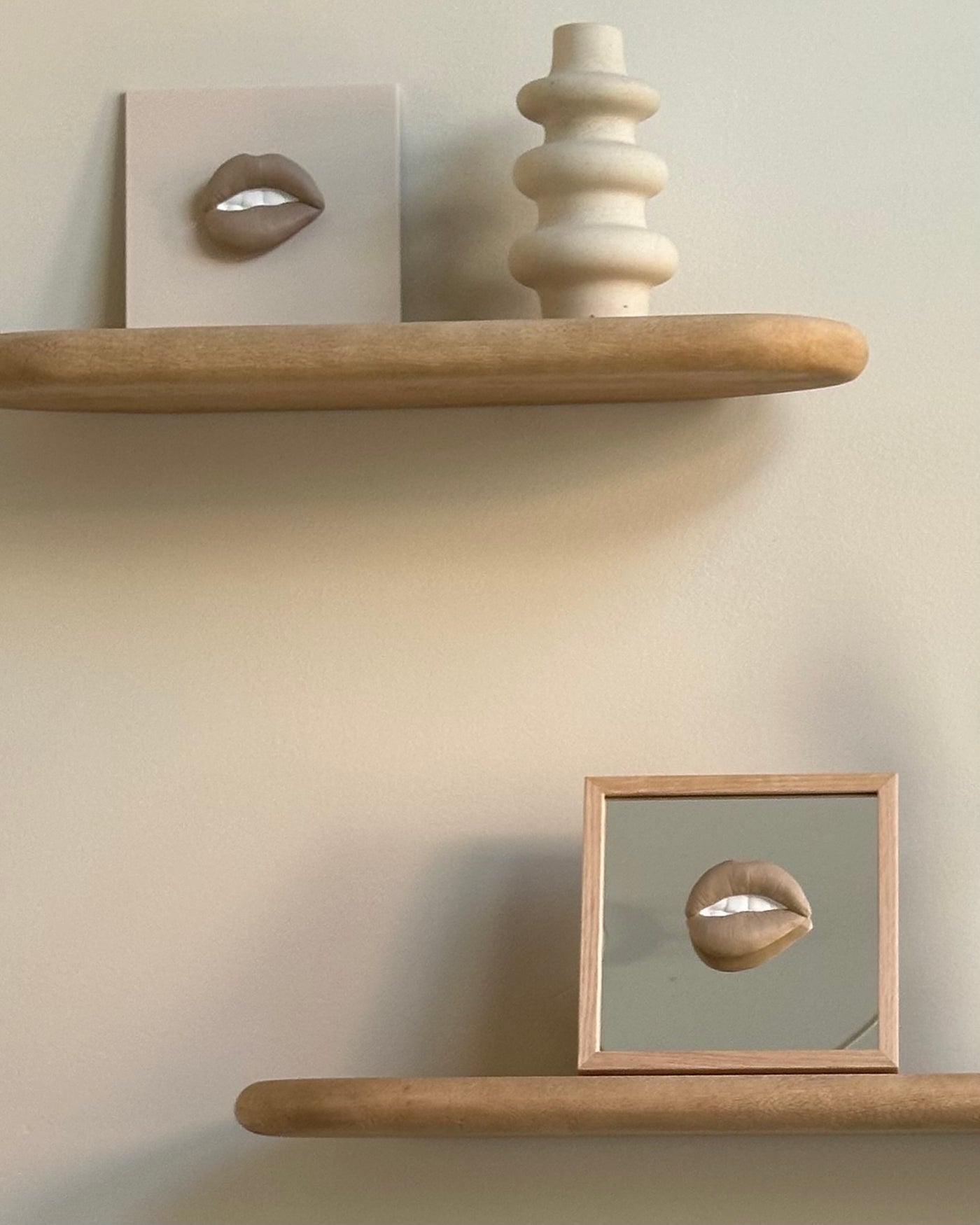 Spiegel tegel met handgemaakte 3D mond taupe - inclusief licht eiken lijstje