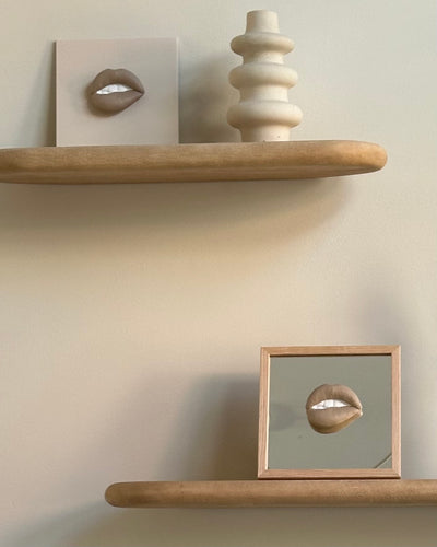 Spiegel tegel met handgemaakte 3D mond taupe - inclusief licht eiken lijstje