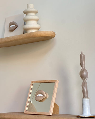 Spiegel tegel met handgemaakte 3D mond taupe - inclusief licht eiken lijstje