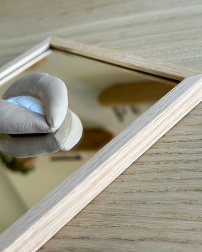 Spiegel tegel met handgemaakte 3D mond taupe - inclusief licht eiken lijstje