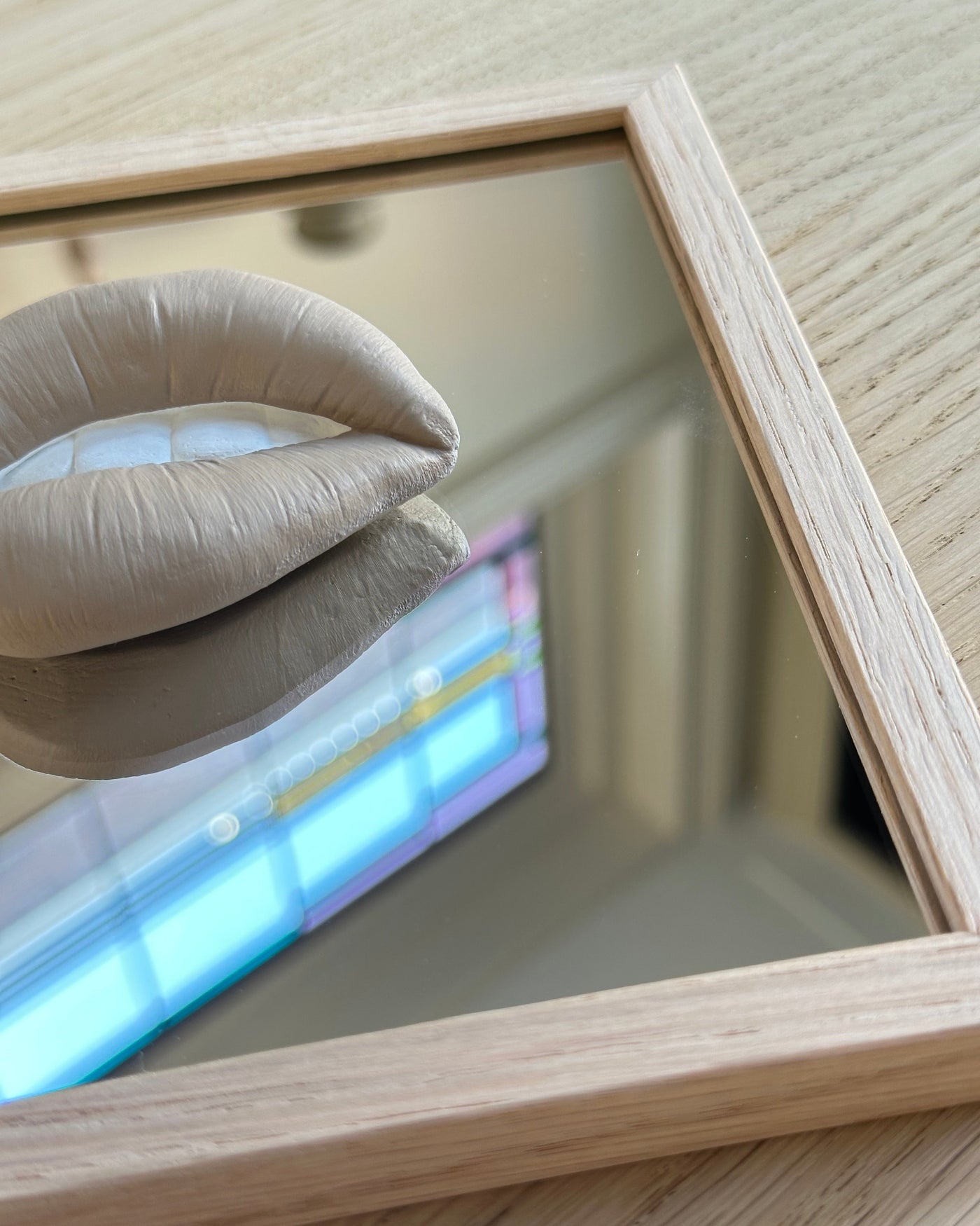 Spiegel tegel met handgemaakte 3D mond taupe - inclusief licht eiken lijstje