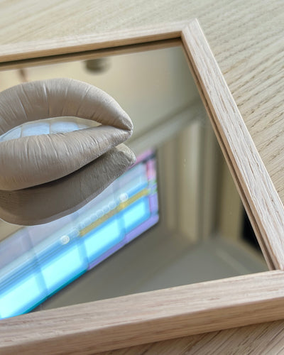 Spiegel tegel met handgemaakte 3D mond taupe - inclusief licht eiken lijstje