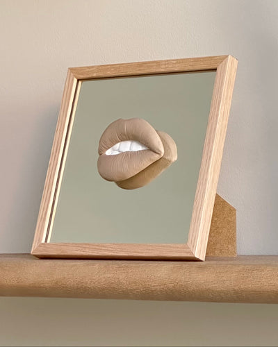 Spiegel tegel met handgemaakte 3D mond taupe - inclusief licht eiken lijstje