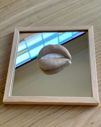Spiegel tegel met handgemaakte 3D mond taupe - inclusief licht eiken lijstje