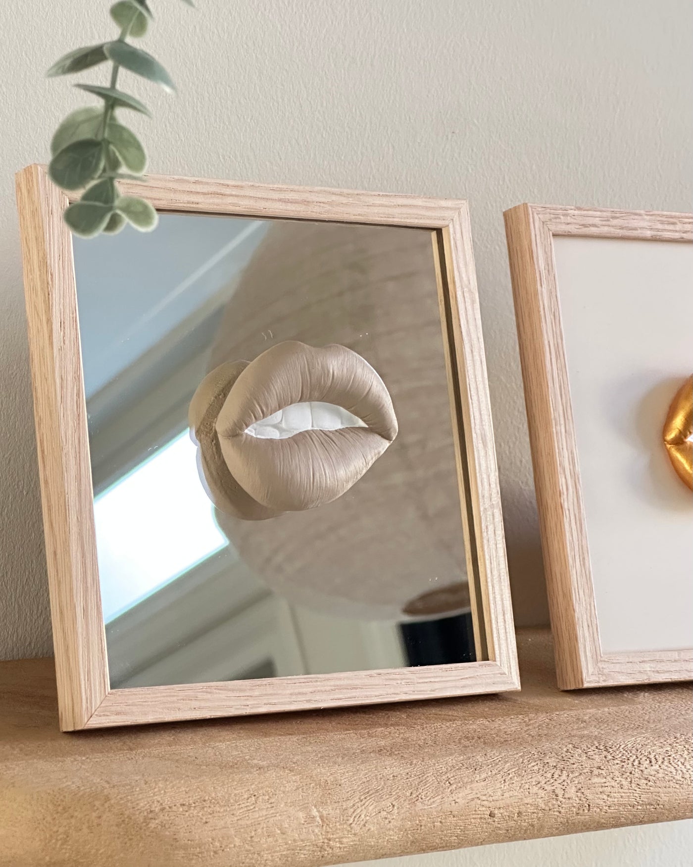 Spiegel tegel met handgemaakte 3D mond taupe - inclusief licht eiken lijstje