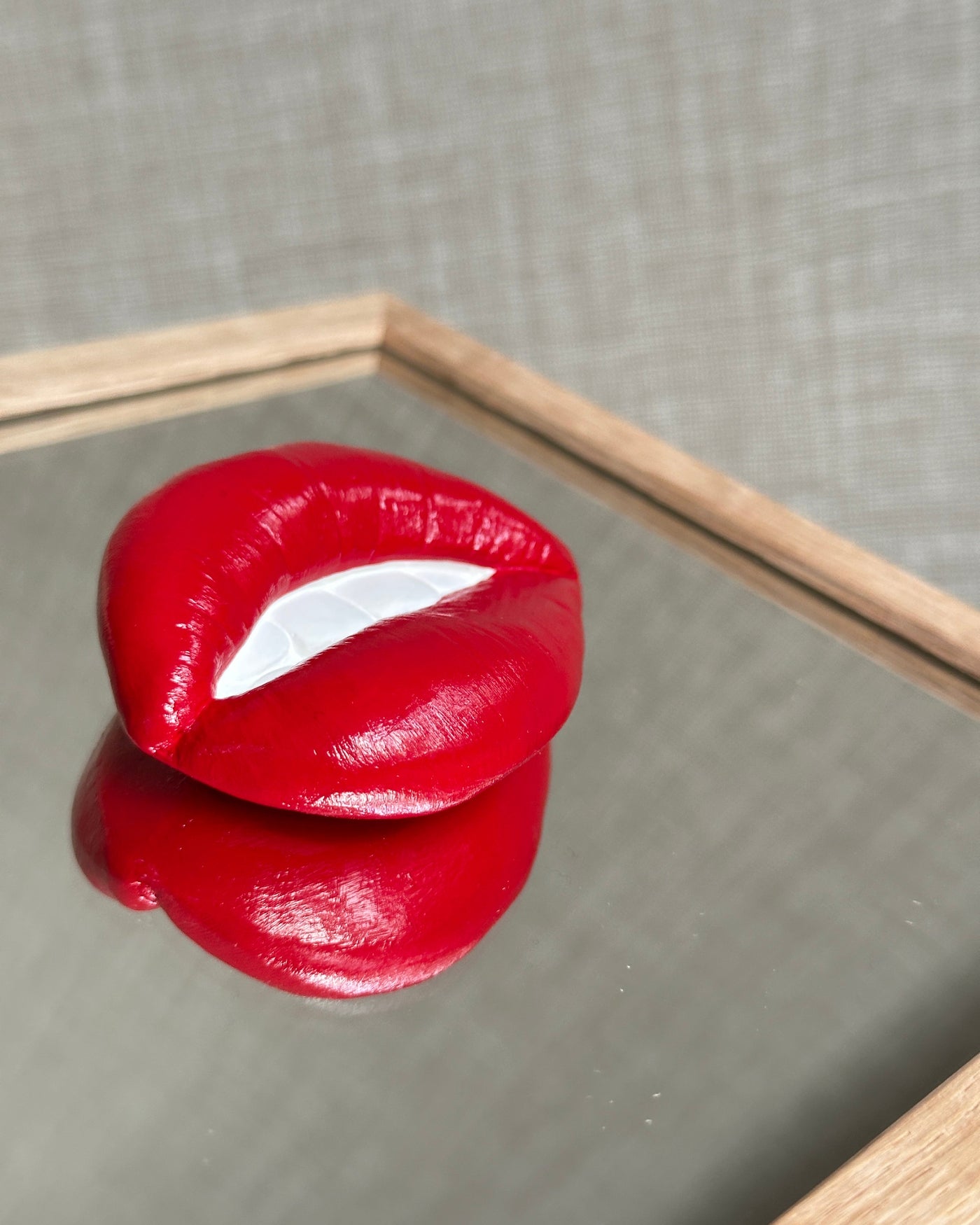 Spiegel tegel met handgemaakte 3D mond rood - inclusief licht eiken lijstje