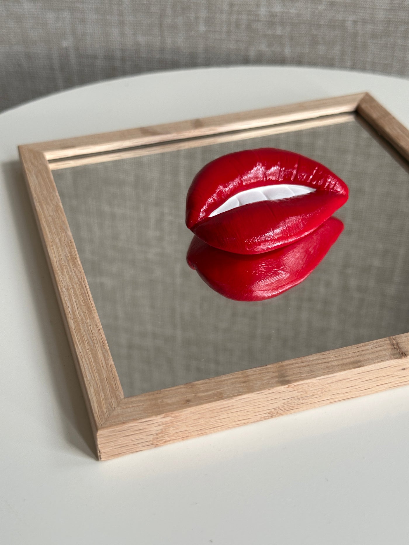 Spiegel tegel met handgemaakte 3D mond rood - inclusief licht eiken lijstje