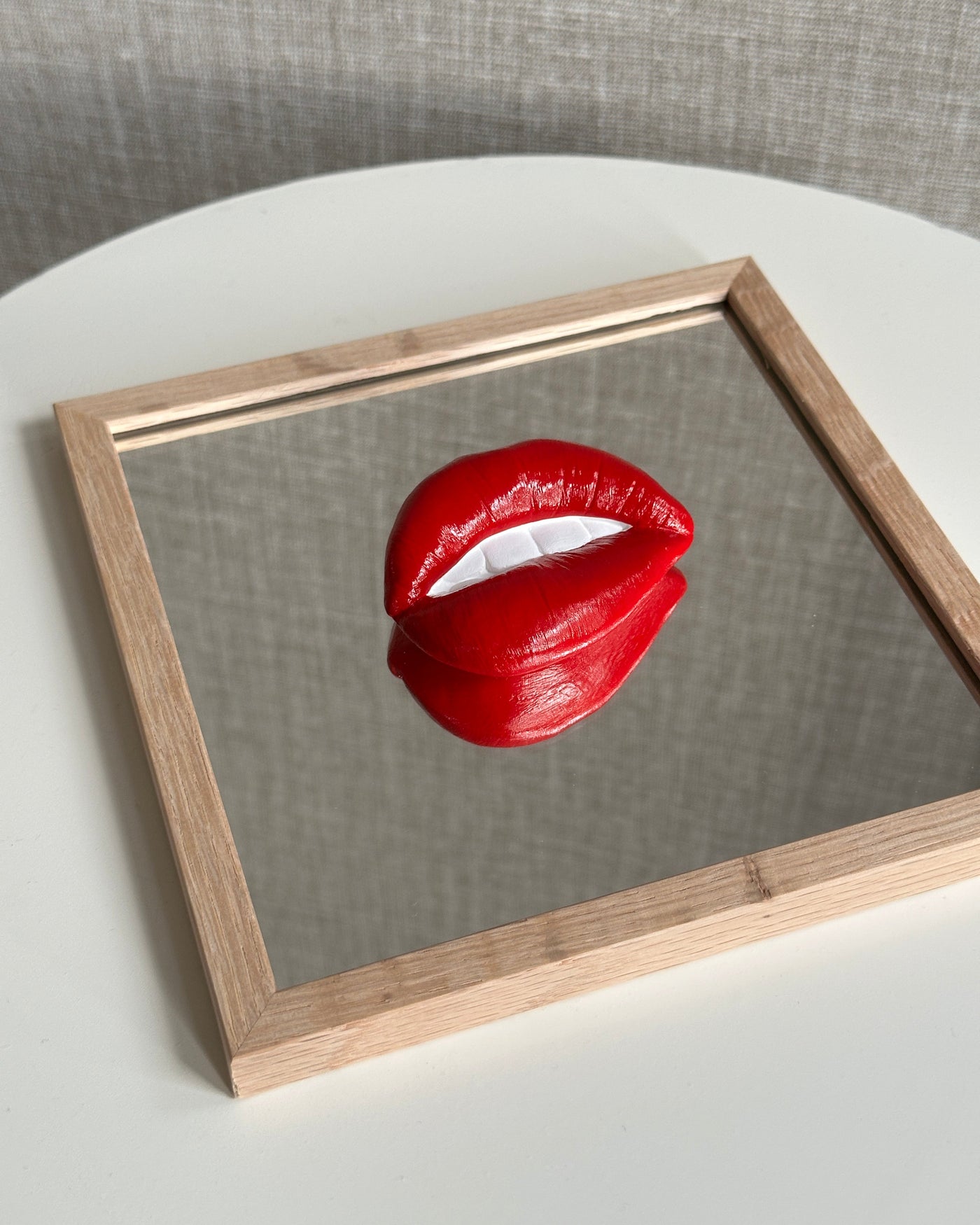 Spiegel tegel met handgemaakte 3D mond rood - inclusief licht eiken lijstje