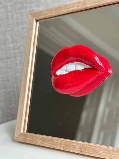 Spiegel tegel met handgemaakte 3D mond rood - inclusief licht eiken lijstje