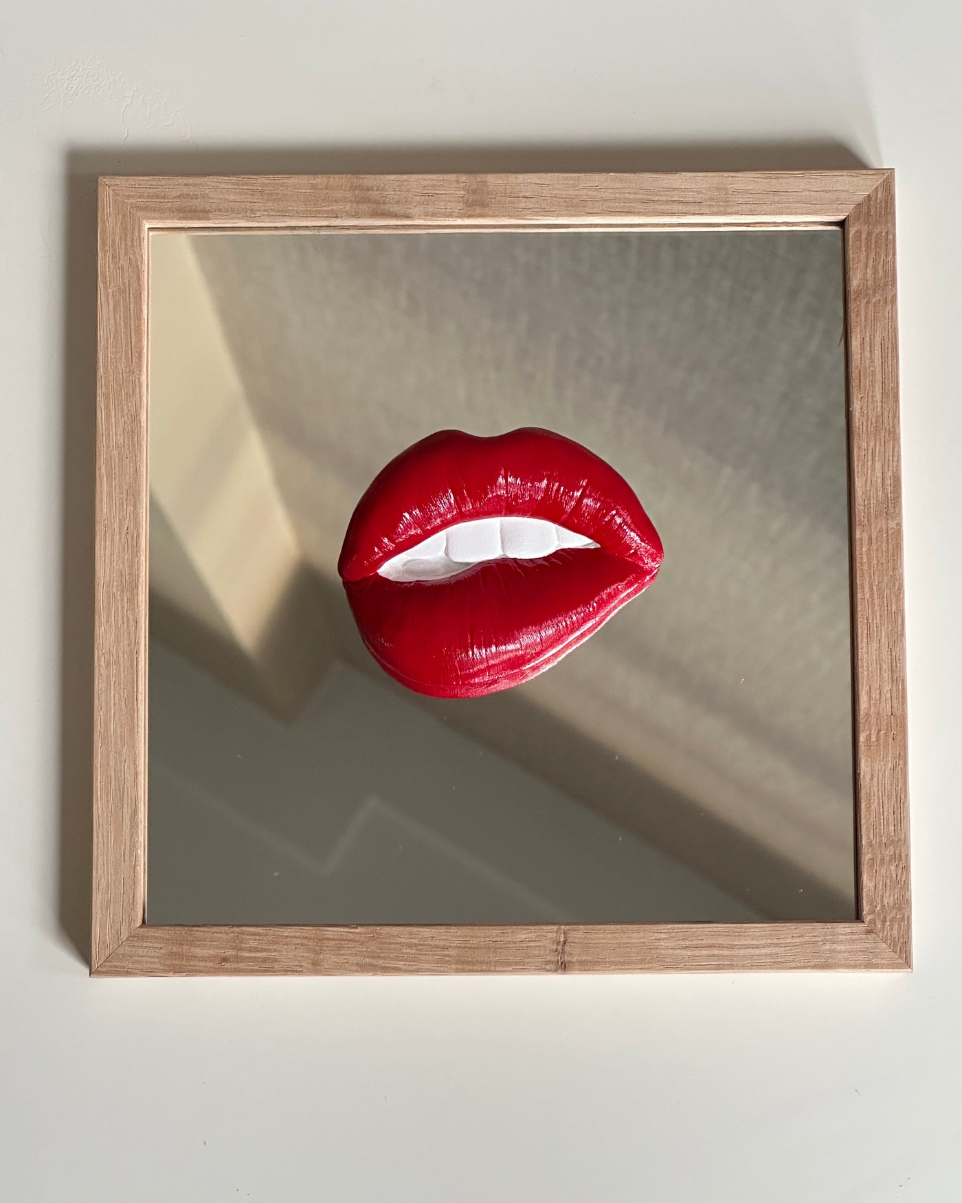 Spiegel tegel met handgemaakte 3D mond rood - inclusief licht eiken lijstje