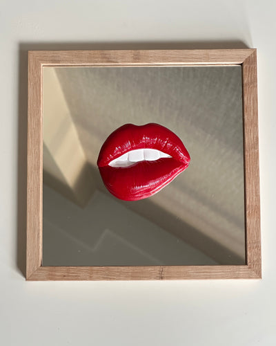 Spiegel tegel met handgemaakte 3D mond rood - inclusief licht eiken lijstje