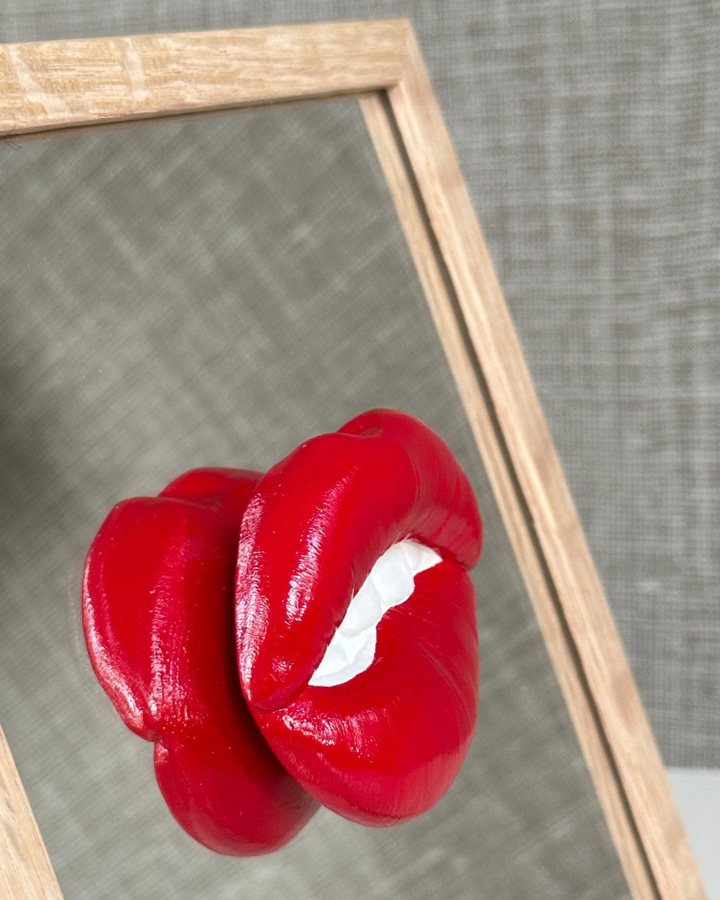 Spiegel tegel met handgemaakte 3D mond rood - inclusief licht eiken lijstje