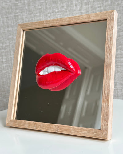 Spiegel tegel met handgemaakte 3D mond rood - inclusief licht eiken lijstje