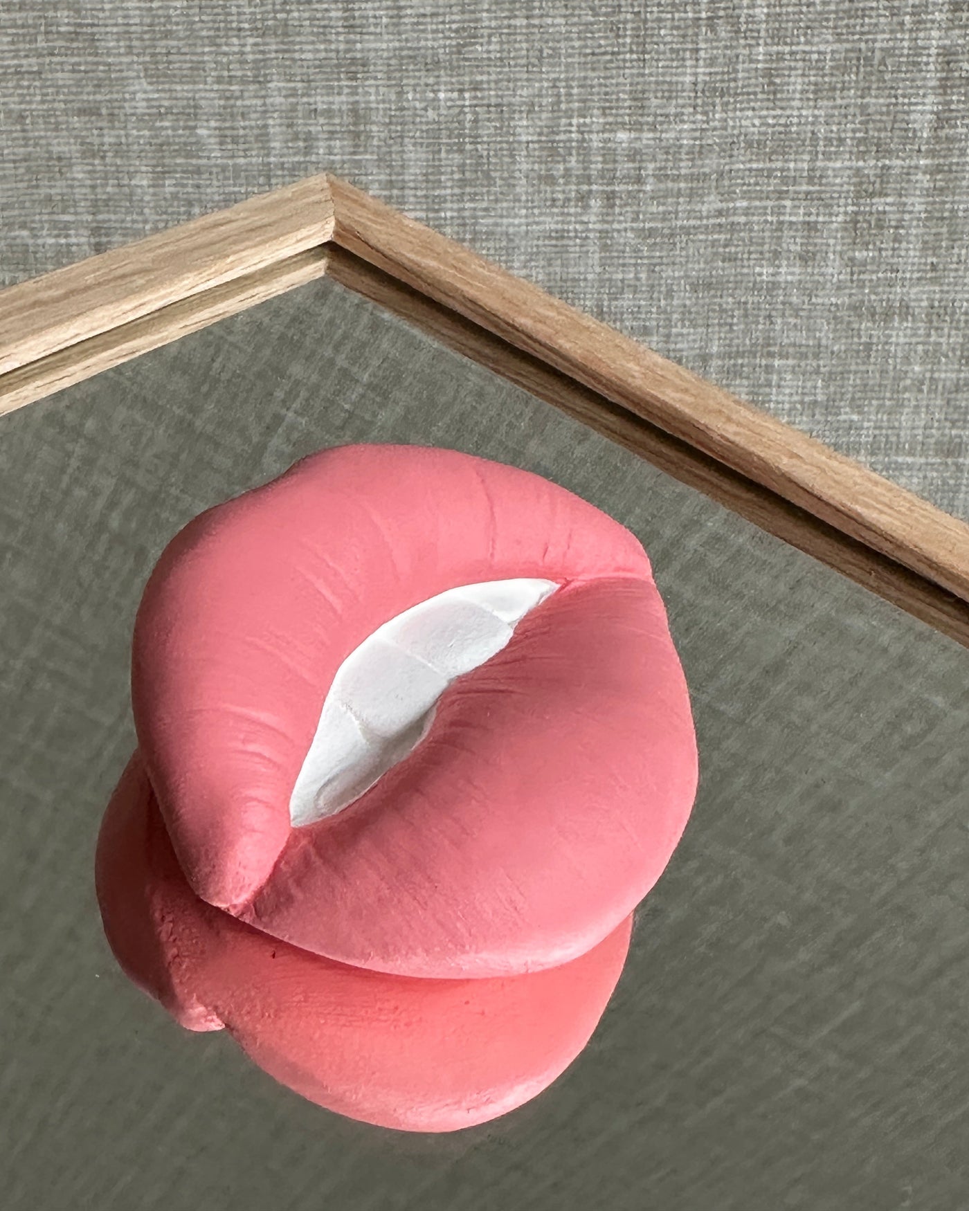 Spiegel tegel met handgemaakte 3D mond roze - inclusief licht eiken lijstje