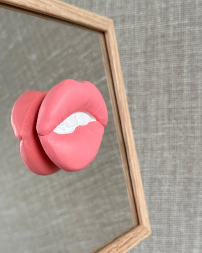 Spiegel tegel met handgemaakte 3D mond roze - inclusief licht eiken lijstje
