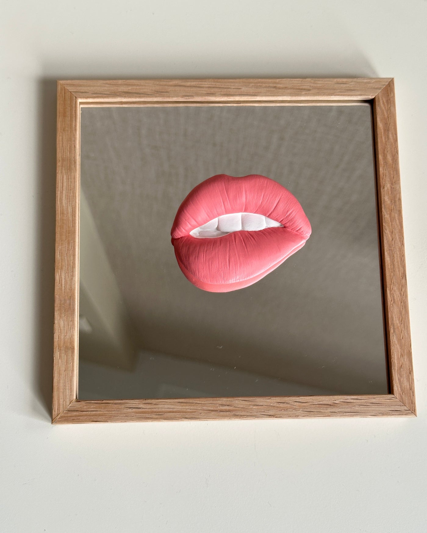 Spiegel tegel met handgemaakte 3D mond roze - inclusief licht eiken lijstje
